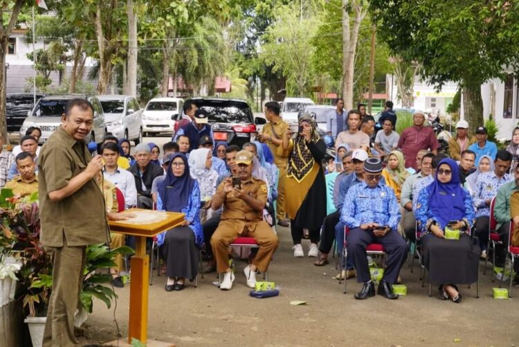 Serahkan 18 Mesin Bajak Pokir Anggota DPRD Sumbar pada 16 Keltan, Bupati: Bantuan ini Turut Sukseskan Progul Bajak Sawah Gratis 1 NAHDATAR, METRO
Bupati Eka Putra, SE. MM menyerahkan bantuan sebanyak 18 Alat Mesin Tani (Alsintan) Pokok Pikiran (Pokir) Anggota Dewan Perwakilan Rakyat Daerah (DPRD) Provinsi Sumatera Barat (Sumbar) Ir. H. Hendra Irwan Rahim kepada 16 Kelompok Tani (Keltan), di halaman Kantor Dinas Pertanian setempat, Senin (17/10).