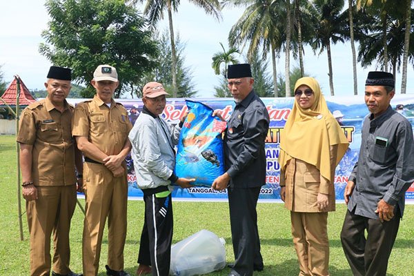 Pokdakan Sungai Bungin Ketiban Rezeki, Gubernur Berikan 23 Ribu Benih Ikan Kerapu dan 13 Ton Pakan 1 SERAHKAN BANTUAN BIBIT—
Gubernur Sumatera Barat, Buya Mahyeldi, menyerahkan bantuan bibit dan pakan kerapu di Sungai Bungin, Batang Kapas Kabupaten Pesisir Selatan,
Selasa (4/10).
