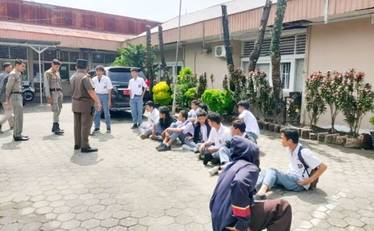 PEMBINAAN— Puluhan pelajar SMA yang ditertibkan Satpol PP di kawasan Simpang Haru dan GOR H Agus Salim, dibawa ke Mako Satpol PP untuk diberi pembinaan, Selasa (4/10).
