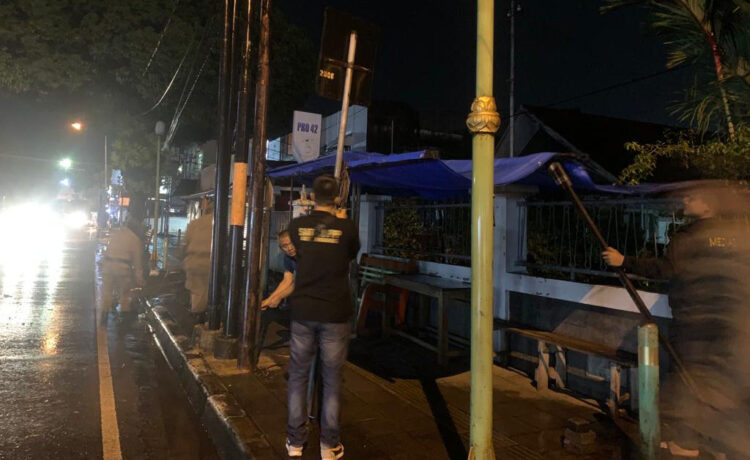 BONGKAR LAPAK PKL— Satpol PP Padang membongkar lapak PKL yang ditinggal setelah berjualan di atas trotoar kawasan Tarandam, Kota Padang, Rabu (5/10) dinihari.