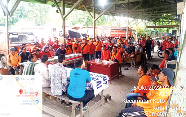 Ratusan Pasukan Orange Demo dan Mogok Kerja di Kota Padang, Minta Kejelasan Nasib, Mairizon : Hanya Miskomunikasi Saja! 1 MOGOK KERJA— Ratusan Pasukan Orange melakukan aksi mogok kerja dan demo, menuntut kepastian keberlanjutan pekerjaan mereka. Dalam aksi tersebut, mereka berdialog dengan Kadis DLH Padang Mairizon, Kamis (6/10).