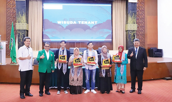 Unand Padang mewisuda lima pelaku UKM  Kota Solok setelah  lulus mengikuti program inkubasi terpadu berbasis kurikulum dalam rangka meningkatkan kapasitas pelaku usaha.