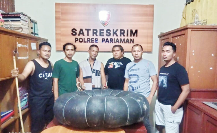 PENCURI ARSIP— Pelaku pencurian di Kantor DPRD Padang Pariaman melihatkan ban dalam serta obeng dan linggis yang digunakan untuk melancarkan aksinya.