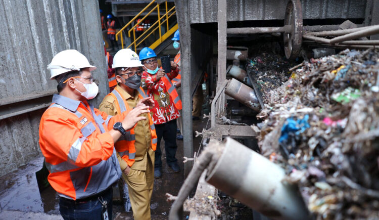 Kunjungi RDF Cilacap, Wako Hendri Septa Siap Tangani Persoalan Sampah di Padang 1 PENGOLAHAN SAMPAH— Wali Kota Padang, Hendri Septa mengunjungi Tempat Pengolahan Sampah Terpadu (TPST) dengan teknologi Refuse Derived Fuel (RDF)
milik Pemkab Cilacap.