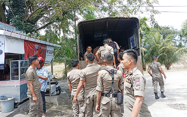 PEMBINAAN— Belasan pelajar diamankan di salah satu warung kopi kawasan Jalan Banda Bakali, Parak Kopi, Kecamatan Padang Timur, Kamis (13/10).