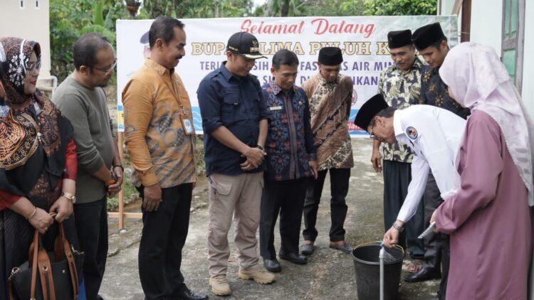 Jelang Akhir Tahun, Bupati Safaruddin Cek Progress Proyek Pembangunan 1 Bupati Safaruddin Dt. Bandaro Rajo turun "gunung" mengecek sejumlah kegiatan yang menjadi program unggulan (progul) tahun anggaran 2022 saat kunjungan kerja sehari di Kecamatan Kapur IX, akhir pekan kemarin.
