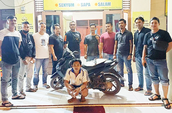PENCURIAN DI DEPOT— Yandi Ramadhan (27) warga Batung, diringkus Unit Reskrim Kuda Laut, Polsek Bungus Teluk Kabung, setelah melakukan pencurian besi-besi plat dan kabel tembaga di kawasan Depot PT. Pertamina, Bungus Teluk Kabung.