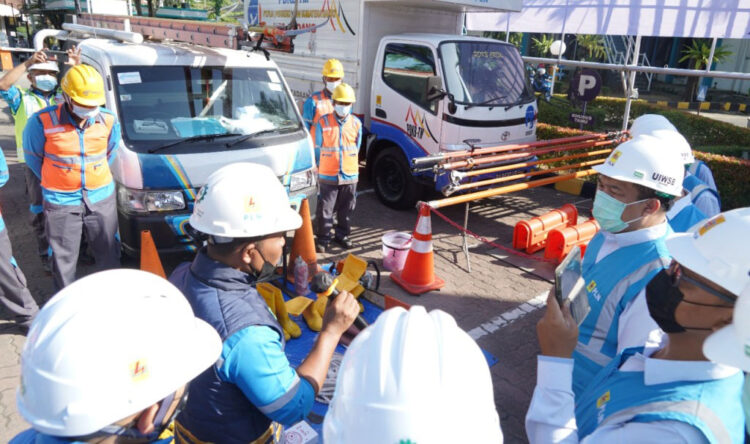 JAGA PASOKAN LISTRIK— General Manager UIW Sumbar Toni Wahyu Wibowo saat apel gabungan, Senin (17/10) dan memastikan kesiapan dari PLN menjaga keandalan listrik, setelah Pemprov Sumbar mengeluarkan surat peringatan dini ancaman banjir dan longsor di wilayah Sumatera Barat.