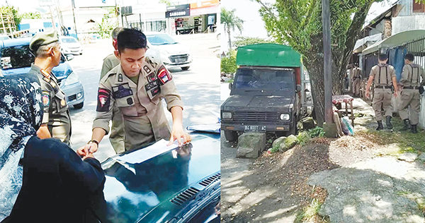 Jualan di Badan Jalan Berbulan-bulan di Kota Padang, Moko Ditegur Aparat 1 PENERTIBAN MOKO— Petugas Satpol PP dan Dishub memberi teguran pemilik mobil toko (moko) yang berjualan di kawasan Jalan Tarandam, Senin (17/10). Moko ini sudah berbulan-bulan berjualan di lokasi terlarang tersebut.
