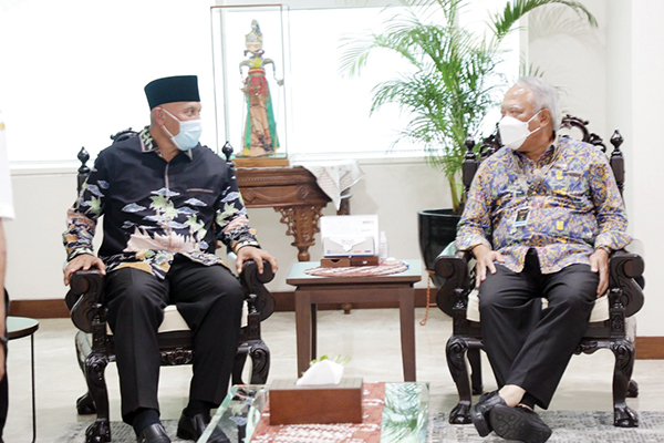 Sumbar Bakal Punya Dua “Sirip” Tol Trans Sumatera 1 DIALOG— Menteri PU PR Dr. Ir. M. Basuki Hadimuljono, M.Sc. saat dialog dengan Gubernur Sumbar Mahyeldi.