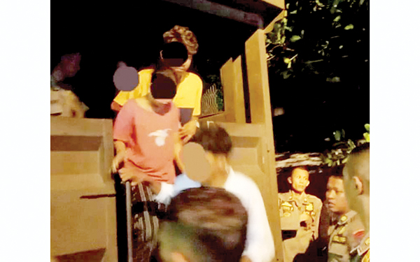 DIAMANKAN— Petugas Pol PP Padang merazia dan mengamankan sejumlah orang di sebuah hotel di kawasan Alang Laweh, Padang Selatan, Kota Padang, Jumat (21/10).