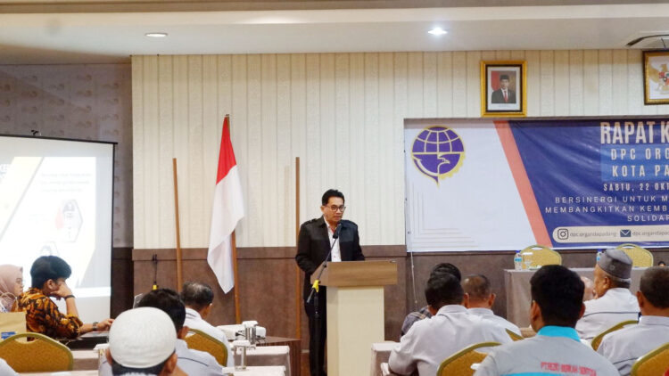 RAKERDA ORGANDA— Ketua Organda Padang Mastilizal Aye memimpin rapat kerja Dewan Pimpinan Cabang ( DPC) Organda Kota Padang Sabtu (22/10) di D’have Hotel.