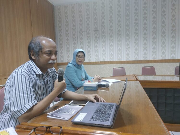 keterangan— Kepala UPTD Museum Adityawarman Dinas Kebudayaan Provinsi Sumbar, Dewi Ria bersama Kurator Pameran Bersama Salaka Kerajinan Perak Kota Gede dari Dinas Kebudayaan DI Yogyakarta, Sektiadi memberikan keterangan pers, Selasa (25/10).