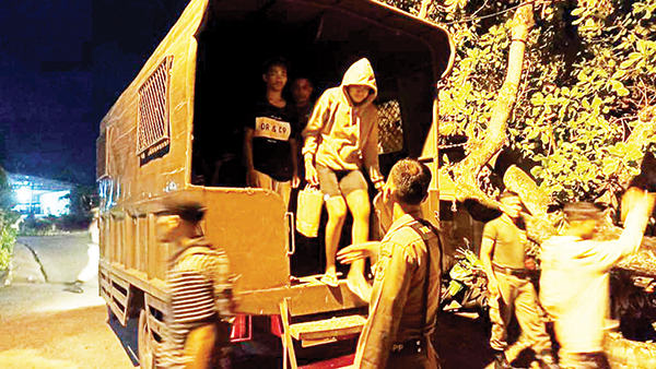 DIAMANKAN—  Aparat Satpol PP menggelandang tiga remaja yang diduga mengonsumsi narkoba diamankan Satuan Polisi Pamong Praja  Kota Padang, di kawasan Bandar Bakali, belakang kampus Universitas Indonesia (UPI), Kecamatan Lubuk Begalung, Senin  (24/10) malam. 