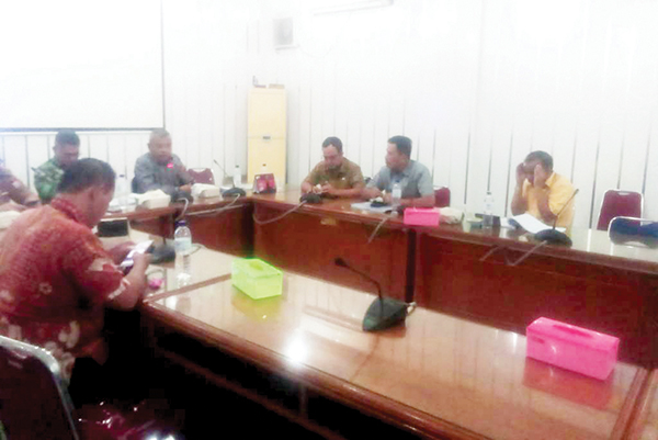 RAPAT KERJA— Ketua DPRD Padang Syafrial Kani memimpin rapat kerja membahas hasil evaluasi guberur Sumatera Barat terhadap Perubahan APBD Kota Padang Tahun Anggaran 2022, Senin (24/10) bersama Pemko Padang.