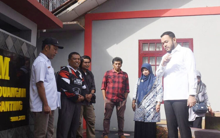 ARAHAN—Wali Kota, H. Fadly Amran, BBA Datuak Paduko Malano saat kunjungan lapangan, beriklan arahan pada personelnya.