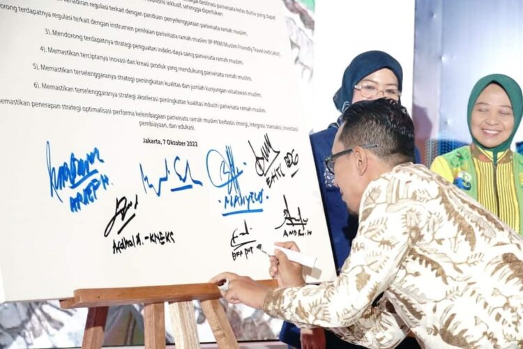 BUBUHKAN TANDA TANGAN— Bupati Tanah Datar Eka Putra membubuhkan tanda tangan saat kegiatan Indonesia Sharia Economic Festival (ISEF) ke 9 tahun 2022.