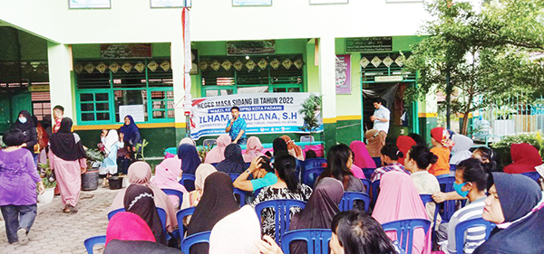 BERIKAN ARAHAN— Wakil Ketua DPRD Padang Ilham Maulana melakukan reses masa sidang III di Seberang Padang, Kecamatan Padang Selatan, Kamis (6/10).