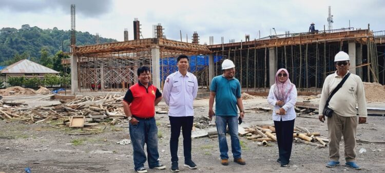 Sesuai Arahan Bupati Suhatri Bur, Inspektorat Monitoring Perkerjaan Proyek Fisik DAK 1 BERSAMA— Inspektur Hendra Aswara bersama auditor Inspektorat monitoring pembangunan gedung sentra IKM Coklat di Malibou Anai, Kec 2x11 Kayu Tanam.