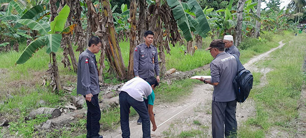 CEK FISIK— Inspektur Hendra Aswara bersama Tim Auditor melakukan cek fisik pembukaan jalan baru sepanjang 288 meter di Nagari Sungai Buluh Utara, Batang Anai, Kabupaten Padangpariaman.