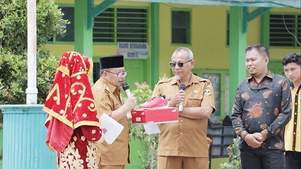 APRESIASI— Bupati Agam Andri Warman memberikan apresiasi dalam bentuk bantuan dana sekolah untuk siswa berprestasi SMKN 1 Tanjung Raya, Senin (3/10).