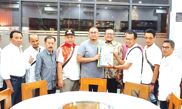 Jadi Gubernur, Andre Rosiade Tuntaskan Kemacetan Koto Baru dalam 2 Tahun 1 PROPOSAL PEMBANGUNAN Anggota DPR RI asal Sumbar Andre Rosiade ditemani Ketua DPRD Tanahdatar Rony Mulyadi Dt Bungsu menerima proposal pembangunan dari sejumlah Wali Nagari di Kecamatan X Koto, Tanahdatar.