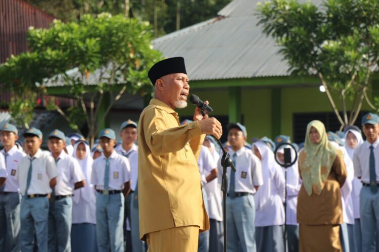 Jadi Inspektur Upacara, Mahyeldi: Siswa SMAN 1 Talamau harus Siap jadi Pelopor Bangsa 1 SAMBUTAN—Gubernur Sumbar Mahyeldi saat berikan arahan pada siswa SMAN 1 Talamau saat jadi Inup kemarin.