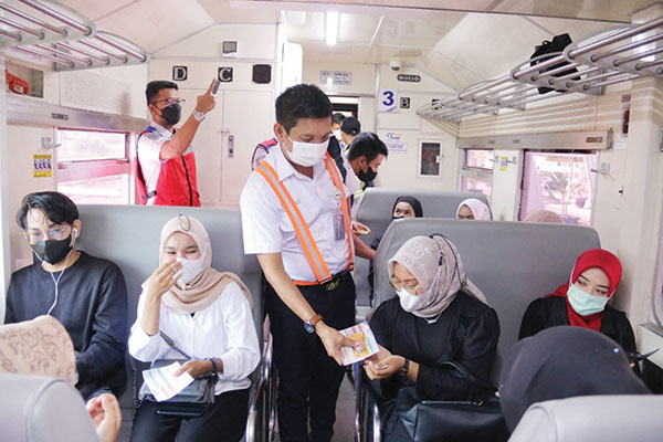 PT KAI Divre II Sumbar Ingatkan Penumpang, Jaga Keselamatan di Stasiun dan di Atas Kereta Api 1 SOSIALISASI—Petugas PT KAI Divre II Sumbar menyosialisasikan keselamatan di kereta api kepada penumpang.