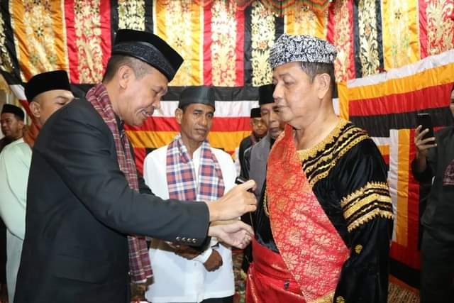 Genius Umar: Jaga Terus Adat Istiadat yang Telah Turun Temurun 1 KUKUHKAN—Wako Genius Umar saat kukuhkan ninik mamak suku Mandailing Nagari Pasa.