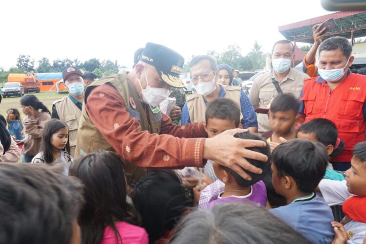 TINJAU ANAK KORBAN GEMPA— Gubernur Sumbar, Mahyeldi Ansharullah meninjau kondisi anak-anak korban gempa di Pasaman Barat (Pasbar) beberapa waktu lalu.