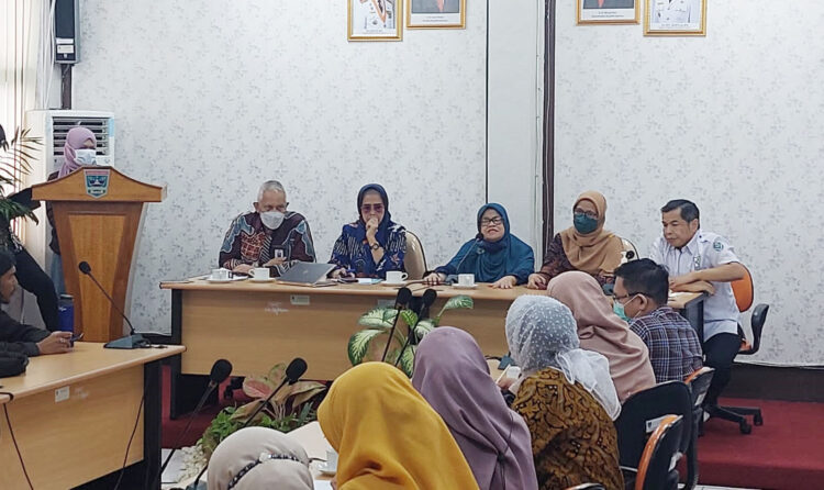 Gagal Ginjal Akut Serang Anak-anak di Sumbar, 12 Pasien Meninggal 1 KONFERENSI PERS Kepala Dinkes Sumbar, Dr Lila Yanwar bersama Ketua IDAI Sumbar, Dr. dr. Finny Fitry Yani dan Kepala BPPOM Padang Drs. Abdul Rahim memberikan keterangan pers terkait perkembangan kasus penyakit gagal ginjal akut di Sumbar, Kamis (20/10) di Kantor Dinkes Sumbar