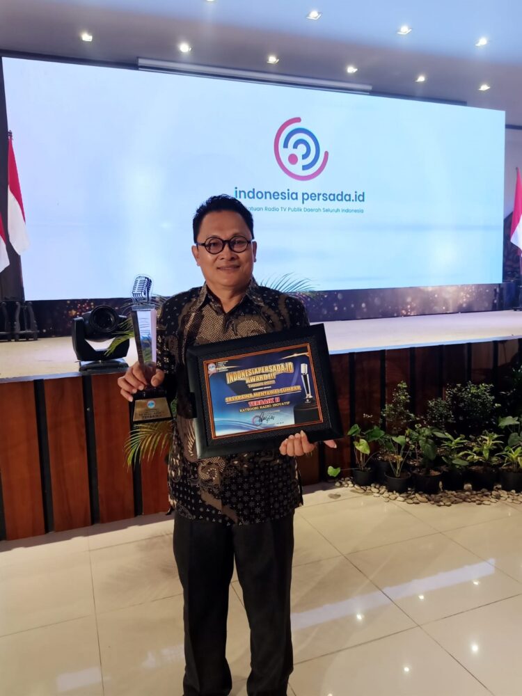 Ajang Persada Award II Tahun 2022 di Jateng, Radio Sasaraina FM Mentawai Raih Penghargaan 1 Marcolinus
Kabid Komunikasi Dinas Kominfo Kabupaten Kepulauan Mentawai