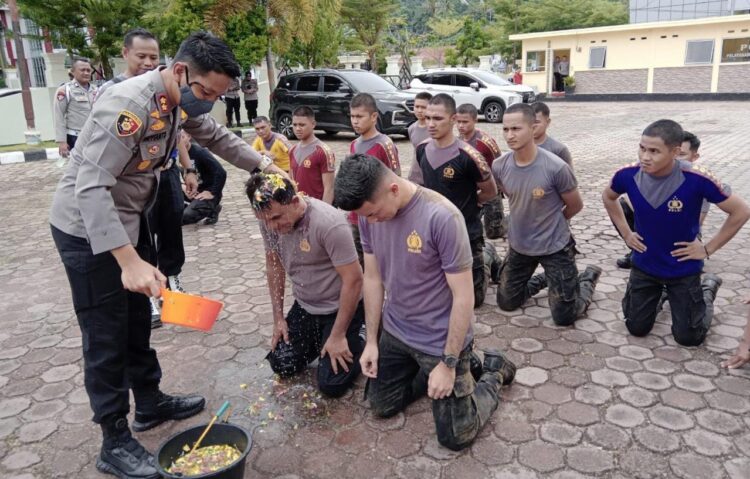 Kapolres Pessel Sambut Personil Baru dengan Siram Air Bunga.