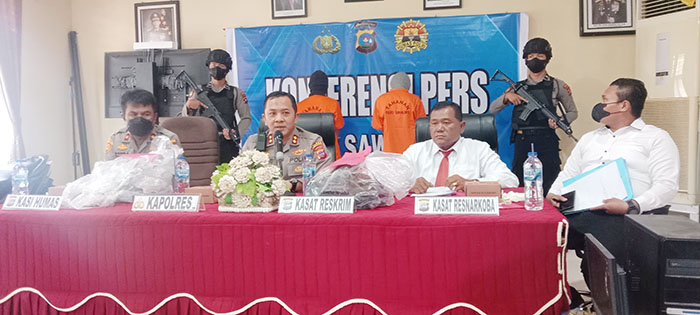 PENGEDAR SABU— Kapolres Sawahlunto AKBP Purwanto bersama Wakapolres dan Kasatresnarkoba memberikan keterangan pers terkait penangkapan dua pegawai honorer yang terlibat peredarans sabu.