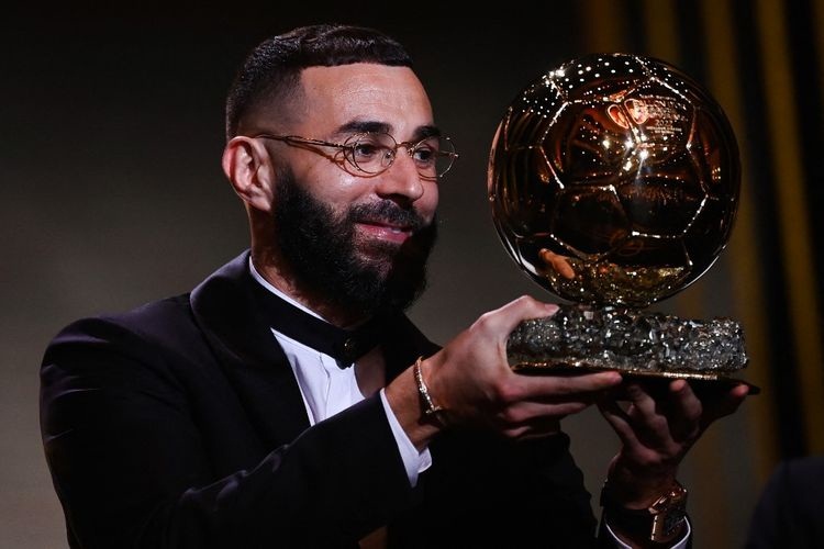 PESEPAK BOLA TERBAIK— Penyerang Real Madrid, Karim Benzema, berpose bersama trofi Ballon d'Or 2022, lambang supremasi pesepak bola terbaik. Karim Benzema menerima penghargaan Ballon d'Or 2022 dalam malam seremoni di Theatre du Chatelet, Paris, Perancis, Selasa (18/10) dini hari WIB.