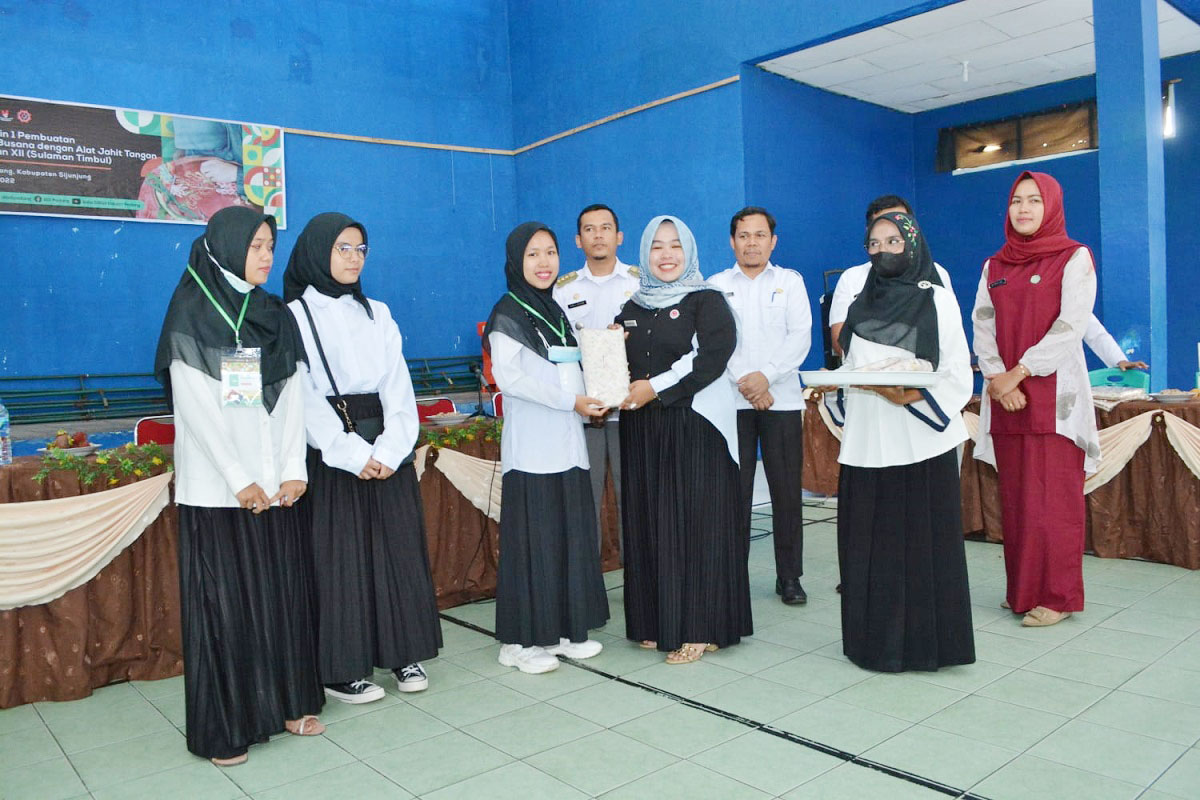 Kaum Ibu di Tanjung Gadang Dibekali Keterampilan Sulaman Timbul