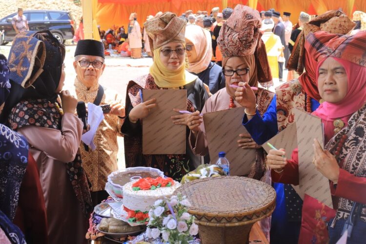 MEMBAWA TALAM— Para bundo kandung Sarilamak membawa talam berisi makanan khas daerah.