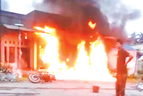 TERBAKAR— Rumah dan warung nyaris terbakar di di Jorong Timbulun Ateh, Nagari Lubuk Gadang, Kabupaten Solsel akibat puntung rokok mengenasi bensin eceran.