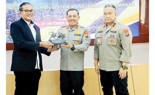 Rakor Ditpamobvit Polda Sumbar, PT Semen Padang Komit Terapkan Sistem Manajemen Pengamanan 1 SERAHKAN CENDERA MATA— Kepala Departemen Komunikasi & Hukum Perusahaan PT Semen Padang Iskandar Z Lubis (paling kiri) yang menjadi narasumber, menyerahkan cendera mata kepada Kapolda Sumbar Irjen Pol. Suharyono yang didampingi Wakapolda Brigjen Pol Edi Mardianto pada acara Rakor Ditpamobvit Polda Sumbar, Kamis (27/10)