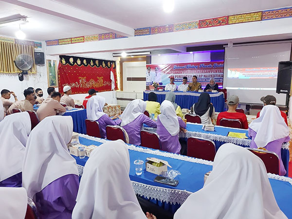 SOSIALISASI—Kesbangpol Bukittinggi sosialisasikan bahaya narkoba kepada pelajar SMAN 2 Bukittinggi, Jumat (30/9).