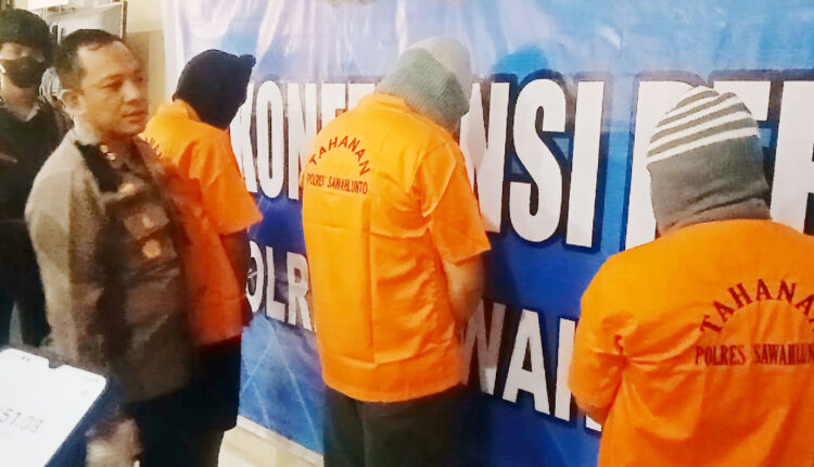 PENIPU—Kapolres Sawahlunto AKBP Purwanto 
menginterogasi tiga pelaku penipuan melalui akun Facebook yang dibajak.