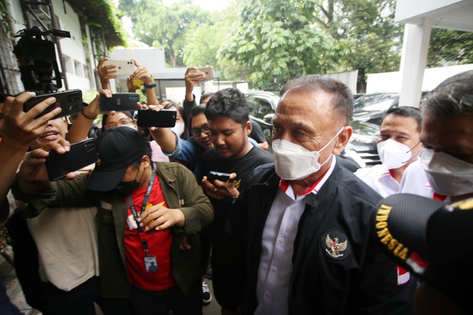 Pengurus PSSI Mau Mundur jika Ada Usulan Voters, Iwan Bule Dicecar 45 Pertanyaan 1 Ketua Umum PSSI Mochamad Iriawan (Iwan Bule) setiba di Kantor Komnas HAM Jalan Latuharhary, Jakarta, Kamis (13/10/2022).