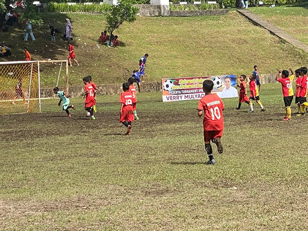 Kompetisi IPRC Cup Kembali Ditabuh, Verry Mulyadi Berharap Lahir Bibit Sepakbola Potensial 1 KOMPETISI IPRC CUP— Kompetisi sepak bola Liga Ikatan Pemuda Ranah Cubadak (IPRC) Indarung U-10 & U-12 resmi dimulai di lapangan Sepak Bola PT Semen Padang, Indarung, Sabtu (8/10).