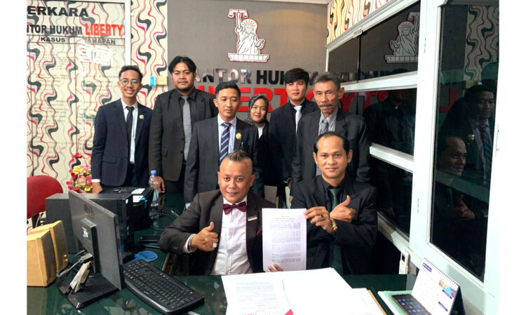 KONFERENSI PERS— Kuasa Hukum Wabup Solok JFP, Mukti Ali Kusmayadi Putra atau Boy London saat konferensi pers di kantornya, Rabu (19/10).