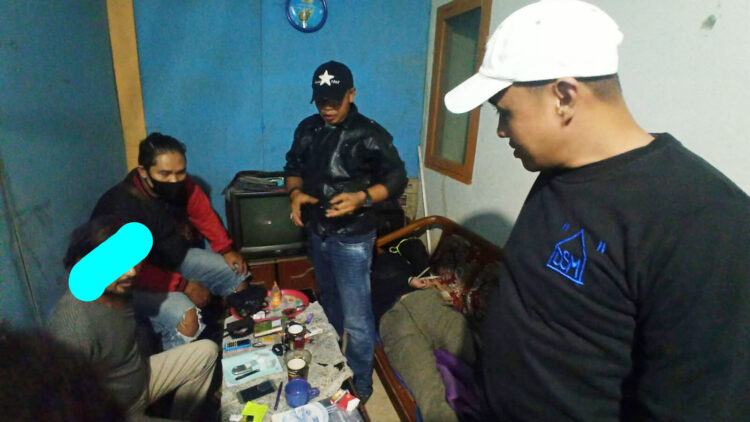 Pengepul Barang Bekas jadi Pengedar, Diciduk saat Beli Sabu di Rumah Bandar, Kecamatan Payakumbuh Selatan 1 DIGERBEK— Dua pelaku pengedar dan bandar sabu ditangkap di kompleks perumahan di Kelurahan Koto Tuo Limo Kampuang, Kecamatan Payakumbuh Selatan.