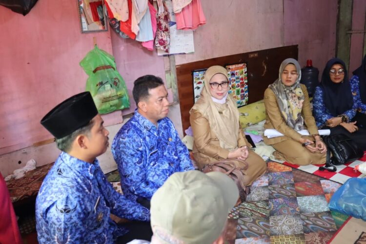 ANAK ASUH— Kepala Dinas PU Muslim saat mendatangi calon keluarga anak asuhnya, kemarin.