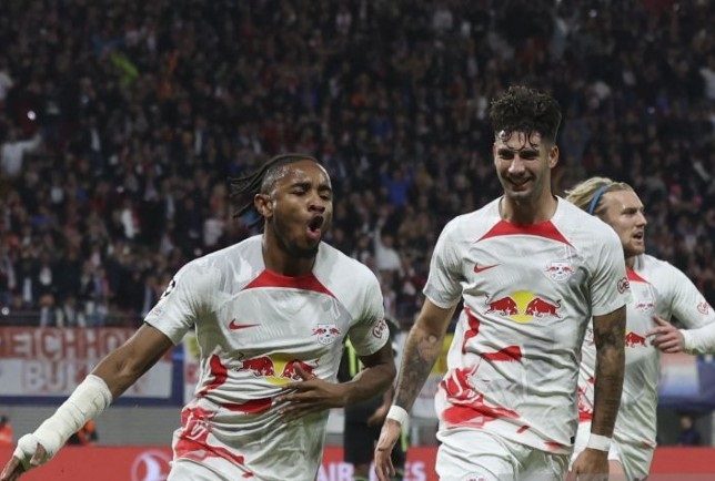 SELEBRASI— Selebrasi gelandang Leipzig Christopher Nkunku (kiri) setelah mencetak gol kedua dalam pertandingan Liga Champions lawan Real Madrid di Red Bull Arena pada Rabu (26/10).