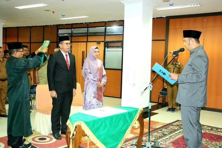 PELANTIKAN SEKDA— Bupati Sijunjung Benny Dwifa melantik kembali Dr. Zefnihan sebagai Sekda Sijunjung.