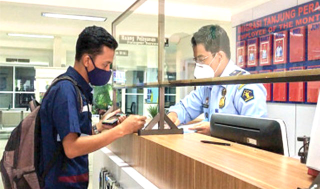 LUSTRASI— Masyarakat membuat paspor di Kantor Imigrasi.