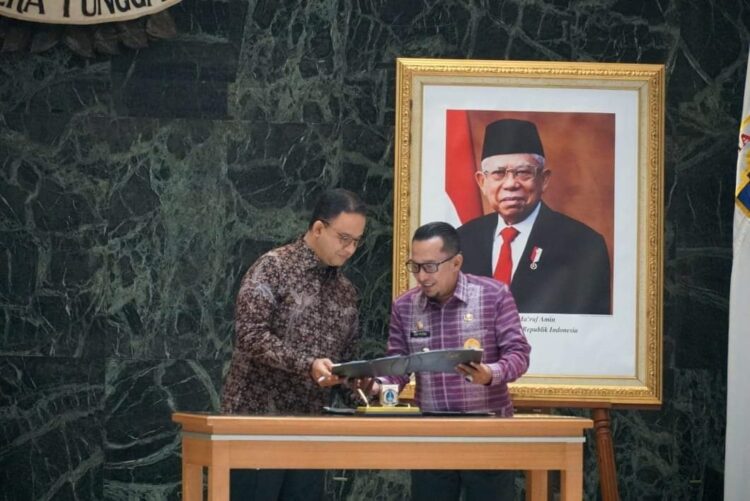 JALIN KERJA SAMA—  Bupati Tanahdatar  Eka Putra bersama Gubernur DKI Jakarta melakukan penandatanganan kerjasama di bidang pariwisata dan ketahanan pangan, yang berlangsung di Gedung Balai Agung Kantor Balai Kota Provinsi DKI Jakarta, Rabu (5/10) lalu.